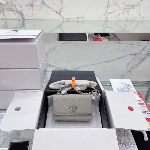 the latest 2022 emery two-color chain bag fashion single article pochette purses soft sheepskin leather embossed letter multi-layer pouch sl
the latest 2022 emery two-color chain bag fashion single article pochette purses soft sheepskin leather embossed letter multi-layer pouch sl