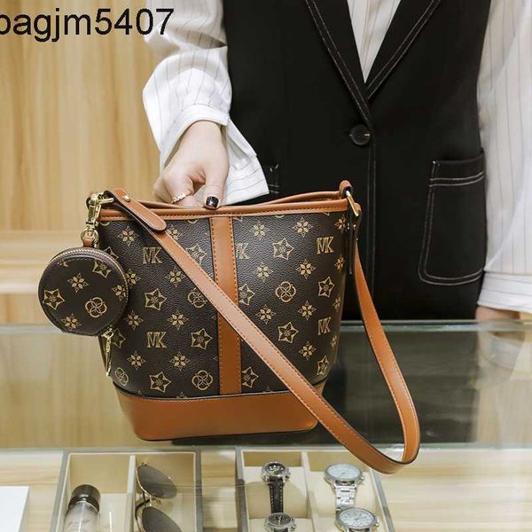 tote bsg factory wholesale and retail bag women's new autumn winter 2023 popular simple versatile large capacity bucket bag one shoulde
tote bsg factory wholesale and retail bag women's new autumn winter 2023 popular simple versatile large capacity bucket bag one shoulde