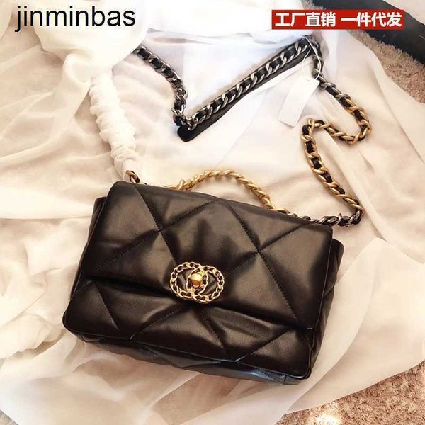 women's luxury bag shop 80% factory wholesale retail 2023 new lingge chain cloud bag fashion sheep small square versatile one shoulder
women's luxury bag shop 80% factory wholesale retail 2023 new lingge chain cloud bag fashion sheep small square versatile one shoulder