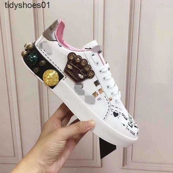 new arrival casual shoes white black red fashion mens women leather breathable shoes open low sports sneake valentinoe''valentinoi
new arrival casual shoes white black red fashion mens women leather breathable shoes open low sports sneake valentinoe''valentinoi
