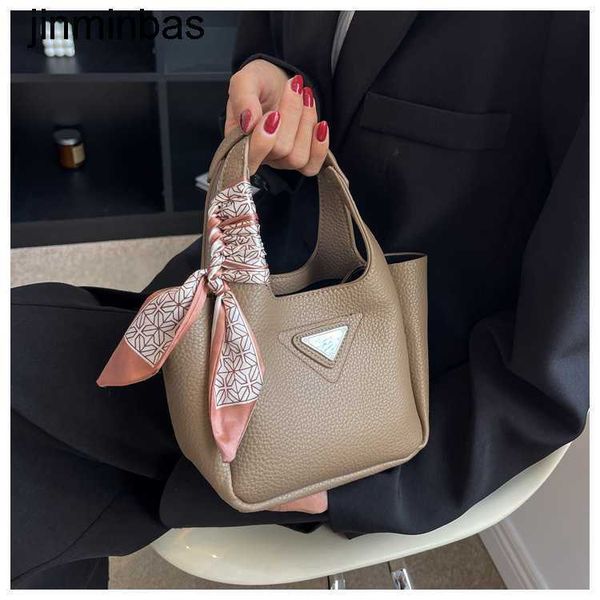 luxury tote bag high sense bags women's new p-style vegetable basket niche hand all kinds of foreign and msenger are popular
luxury tote bag high sense bags women's new p-style vegetable basket niche hand all kinds of foreign and msenger are popular