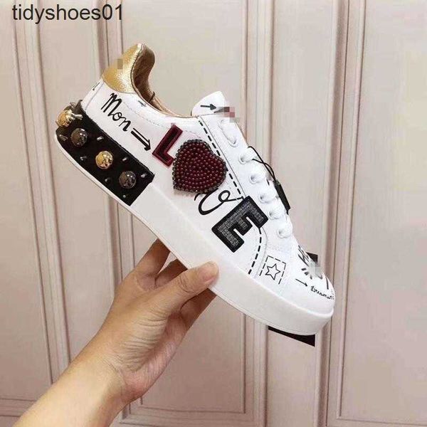 new arrival casual shoes white black red fashion mens women leather breathable shoes open low sports sneake valentinoe''valentinoi
new arrival casual shoes white black red fashion mens women leather breathable shoes open low sports sneake valentinoe''valentinoi