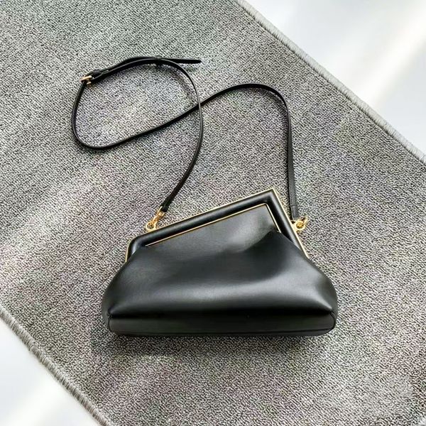 luxurys designer weekend bag fend fendace first womens men cross body bags metal buckle leather even travel toiletry shouder bag sling poche
luxurys designer weekend bag fend fendace first womens men cross body bags metal buckle leather even travel toiletry shouder bag sling poche