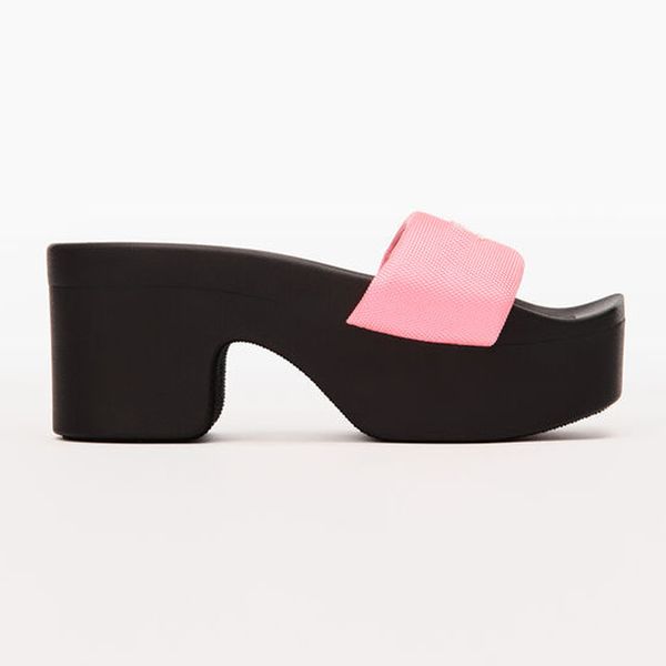 slippers aw nylon waterproof table flip-flop rough sandals decorated with a contrasting logo print and pink overlace, Black 
slippers aw nylon waterproof table flip-flop rough sandals decorated with a contrasting logo print and pink overlace, Black