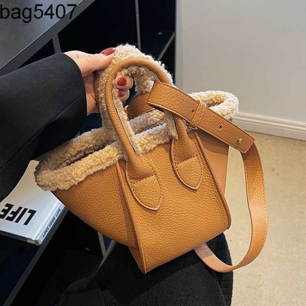 design bag shop 80% wholesale and retail small dign splice lamb plush bucket bag women's new wtern style handbag texture one shoulder c
design bag shop 80% wholesale and retail small dign splice lamb plush bucket bag women's new wtern style handbag texture one shoulder c