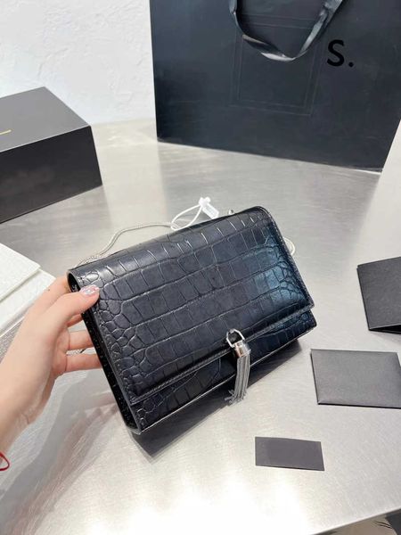 new designer women's bag high texture fashion leisure practical shoulder bag tassel portable small square leather postman bag
new designer women's bag high texture fashion leisure practical shoulder bag tassel portable small square leather postman bag