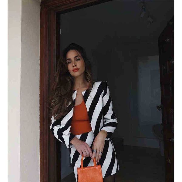 2022 women summer fashion striped jacket xiaoxiang wind round neck long sleeve temperament short suit j220813, White;black
2022 women summer fashion striped jacket xiaoxiang wind round neck long sleeve temperament short suit j220813, White;black