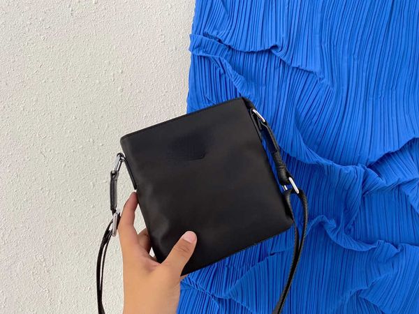 fashion men's prad bags designer bags luxury crossbody shoulder lightweight and convenient black
fashion men's prad bags designer bags luxury crossbody shoulder lightweight and convenient black