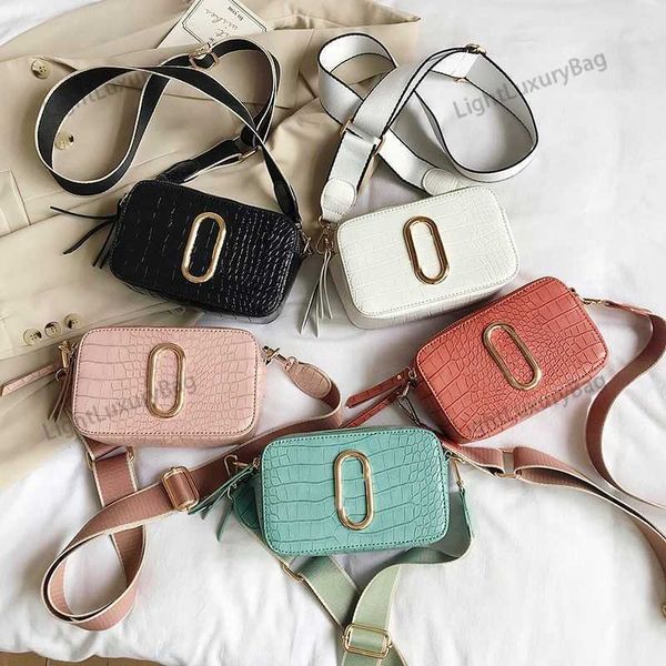 crossbody bags designer bag women fashion simple wide shoulder strap color matching small square cross body camera satchel 221127
crossbody bags designer bag women fashion simple wide shoulder strap color matching small square cross body camera satchel 221127