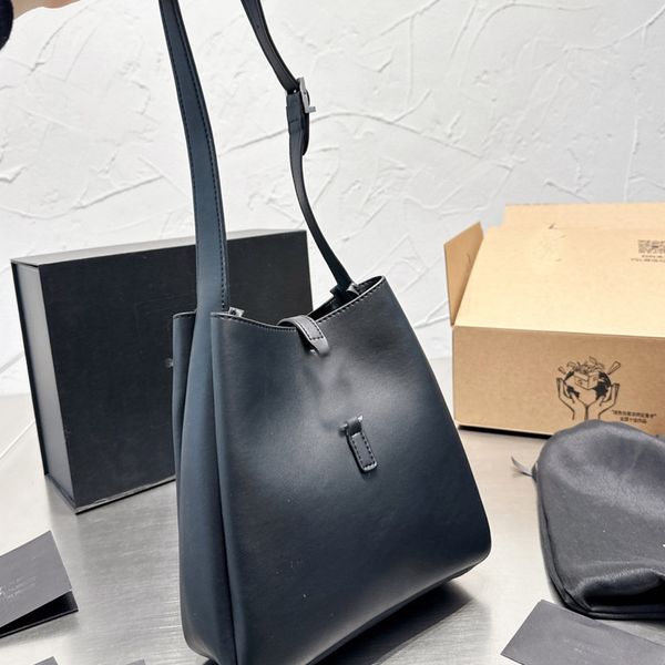 hobo armpit bucket bag shoulder handbag large shopping tote bag purse fashion cowhide leather gold lettering hardware adjustable strap light
hobo armpit bucket bag shoulder handbag large shopping tote bag purse fashion cowhide leather gold lettering hardware adjustable strap light