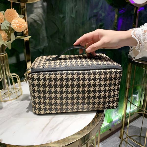 big lady lattice cosmetic bags fashion makeup bag women designers toiletry travel pouch ladies purses gift make up case
big lady lattice cosmetic bags fashion makeup bag women designers toiletry travel pouch ladies purses gift make up case