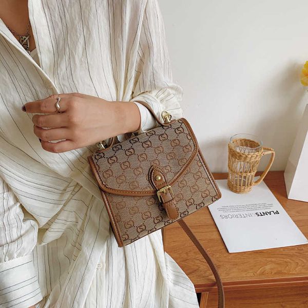 simple handbag women's and new old flower messenger hand fashion style leisure shoulder outlet purse
simple handbag women's and new old flower messenger hand fashion style leisure shoulder outlet purse