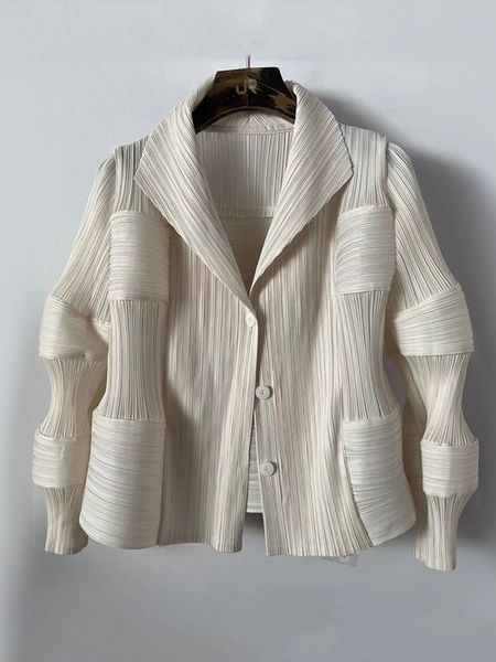 wo miyake women pleated coat solid lapel long sleeve single breasted elegant short casual style autumn fashion 221129, Black;brown
wo miyake women pleated coat solid lapel long sleeve single breasted elegant short casual style autumn fashion 221129, Black;brown
