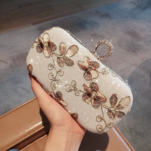 evening bags retro women embroidered flower cheongsam clutches gold silver color ring handbags wedding party chain shoulder 221128
evening bags retro women embroidered flower cheongsam clutches gold silver color ring handbags wedding party chain shoulder 221128