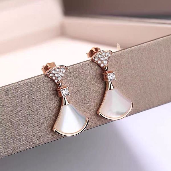 2022 womens earrings studs designer jewelry studs silvery/rose full brand as wedding christmas gift no box, Golden;silver
2022 womens earrings studs designer jewelry studs silvery/rose full brand as wedding christmas gift no box, Golden;silver