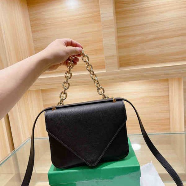 evening bags v-shaped cover shoulder bags women vintage handbag leather designer crossbody female purses thick chain tofu bun 220314
evening bags v-shaped cover shoulder bags women vintage handbag leather designer crossbody female purses thick chain tofu bun 220314