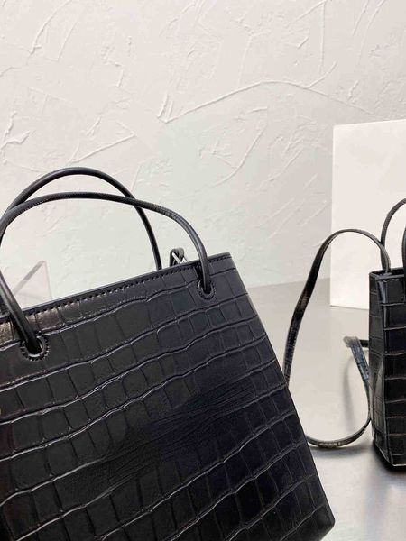designer luxury womens bag handbag b-shaped paris single shoulder messenger fashion square gift shoulder oblique span versatile handheld bag
designer luxury womens bag handbag b-shaped paris single shoulder messenger fashion square gift shoulder oblique span versatile handheld bag