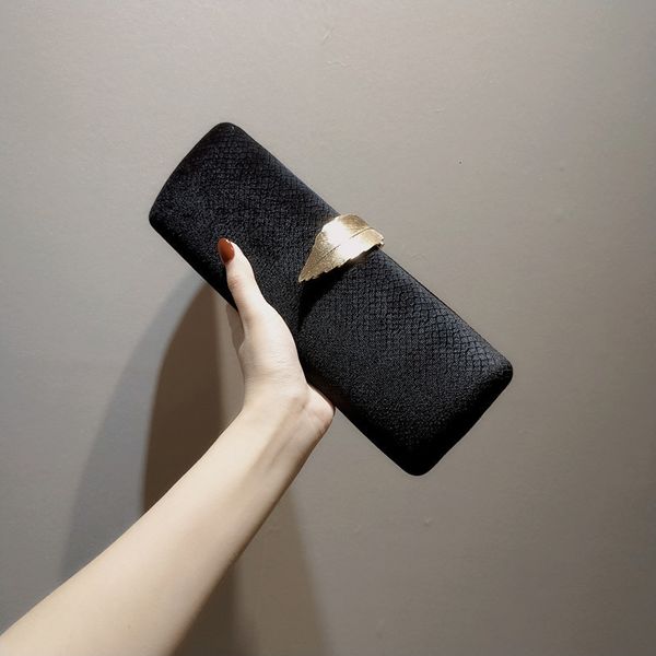 evening bags autumn winter vintage velvet handbags for women classic fashion simpler metal leaves buckle clutches banquet purses 221128
evening bags autumn winter vintage velvet handbags for women classic fashion simpler metal leaves buckle clutches banquet purses 221128