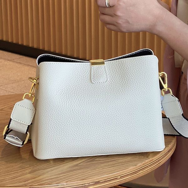 new fashion large capacity bucket bag versatile one shoulder crossbody bag women's luxury handbag suitable for various pairs # 169
new fashion large capacity bucket bag versatile one shoulder crossbody bag women's luxury handbag suitable for various pairs # 169