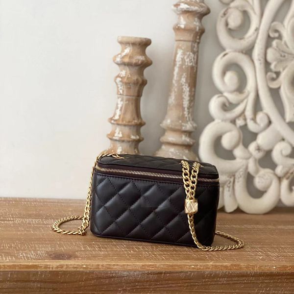 luxurys designers cosmetic bag toiletry classic shoulder bags portable travel makeup bag for women gold chain handbags purses
luxurys designers cosmetic bag toiletry classic shoulder bags portable travel makeup bag for women gold chain handbags purses