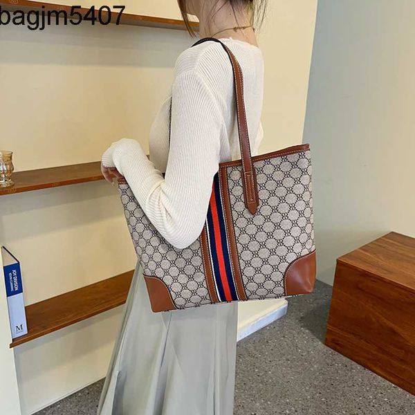 design bag factory wholesale and retail color contrast large capacity tote women's armpit 2023 new trend autumn portable single shoulde
design bag factory wholesale and retail color contrast large capacity tote women's armpit 2023 new trend autumn portable single shoulde