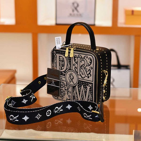 bag women 2023 luxury embroidery handheld box high grade dign fashion one shoulder crossbody small square
bag women 2023 luxury embroidery handheld box high grade dign fashion one shoulder crossbody small square