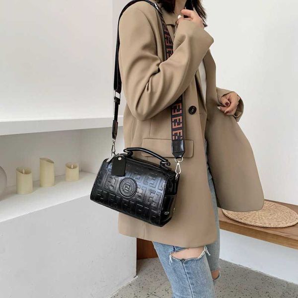 design bag factory wholesale and retail fashion women's 2023 new indentation letter portable small pillow wide shoulder belt msenger si
design bag factory wholesale and retail fashion women's 2023 new indentation letter portable small pillow wide shoulder belt msenger si