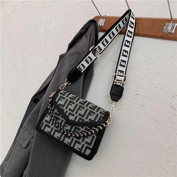design bag factory wholesale and retail 2023 spring autumn new printed cross small square fashion personality texture single shoulder women&
design bag factory wholesale and retail 2023 spring autumn new printed cross small square fashion personality texture single shoulder women&