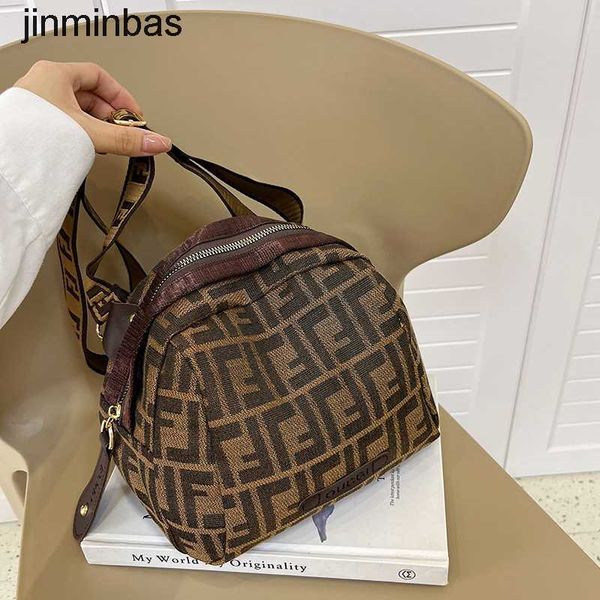 tote bag factory wholesale and retail women's bag new fashionable one shoulder versatile network red crossbody large capacity women
tote bag factory wholesale and retail women's bag new fashionable one shoulder versatile network red crossbody large capacity women
