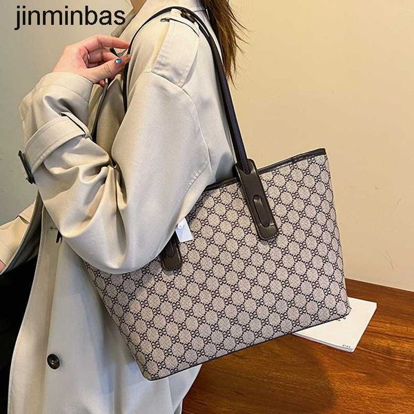 tote bag factory wholesale and retail large capacity commuter bag 2023 new fashion internet red women's autumn winter dign foreign styl
tote bag factory wholesale and retail large capacity commuter bag 2023 new fashion internet red women's autumn winter dign foreign styl