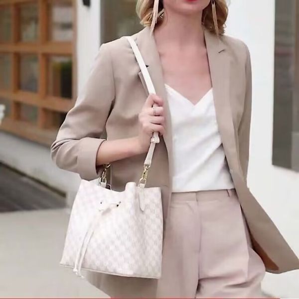 2022 designer's bag famous messenger bag practical casual light buckle flip wallet luxury handbag 1lvs
2022 designer's bag famous messenger bag practical casual light buckle flip wallet luxury handbag 1lvs