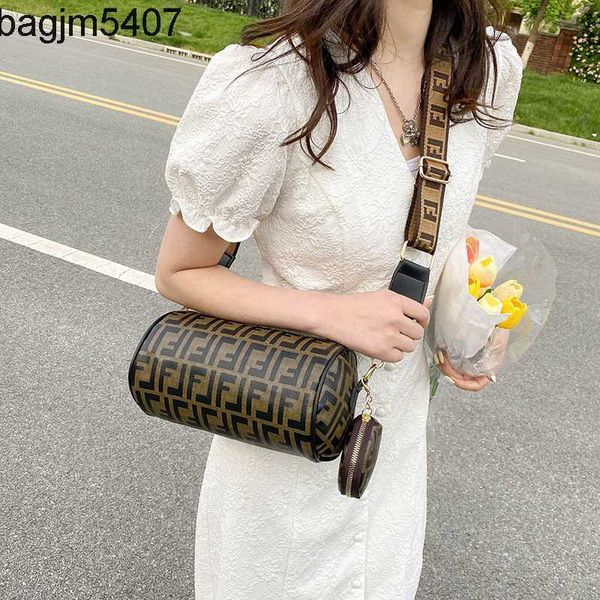 design bag factory wholesale and retail boston women's 2023 new fashion trend with one shoulder msenger cylinder large capacity pillow
design bag factory wholesale and retail boston women's 2023 new fashion trend with one shoulder msenger cylinder large capacity pillow