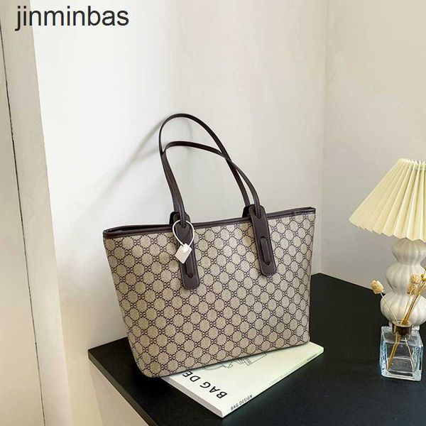 tote bag factory wholesale and retail versatile simple hand one shoulder underarm fashion new style old flower large capacity tote
tote bag factory wholesale and retail versatile simple hand one shoulder underarm fashion new style old flower large capacity tote