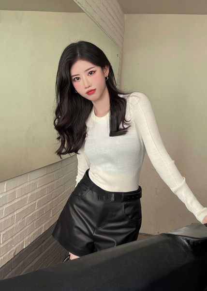 women's knits tees 2022 autumn and winter new classic triangle decorative thin slim fit versatile elastic, White
women's knits tees 2022 autumn and winter new classic triangle decorative thin slim fit versatile elastic, White