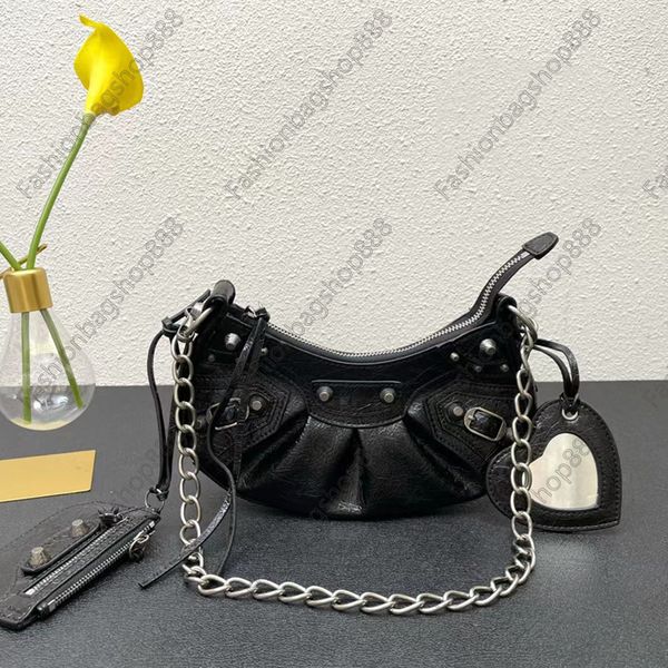 high-quality handbag classic motorcycle bag element design rivet quality leather half moon le cagole saddle new chain crescent bag
high-quality handbag classic motorcycle bag element design rivet quality leather half moon le cagole saddle new chain crescent bag