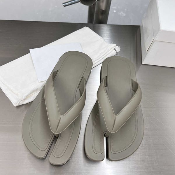 luxury designer summer new leather rubber flat toe clipped herringbone slippers wear women's split shoes fashionable and comfortable 03, Black
luxury designer summer new leather rubber flat toe clipped herringbone slippers wear women's split shoes fashionable and comfortable 03, Black