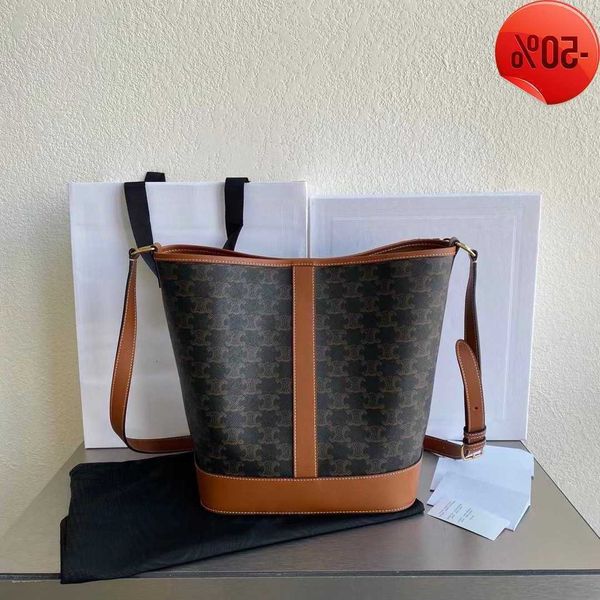 designer bag lisa same old flower triumphal arch bucket bag new triomphe printed leather large capacity commuter factory direct sale
designer bag lisa same old flower triumphal arch bucket bag new triomphe printed leather large capacity commuter factory direct sale