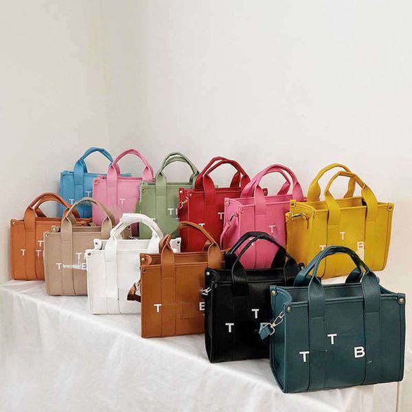 22ss womens bags designer tote bags solid color letter printing large capacity multifunctional handbag fashion shoulder luxury bags
22ss womens bags designer tote bags solid color letter printing large capacity multifunctional handbag fashion shoulder luxury bags