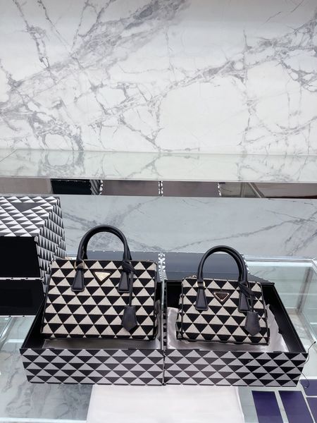 designer shoulder bags woman handbags two-color stitching messenger fashion crossbody bag purse knitted cross print large capacity black
designer shoulder bags woman handbags two-color stitching messenger fashion crossbody bag purse knitted cross print large capacity black