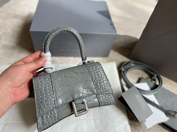 luxury designers bags women handbag shoulder bag lady wallet metal letter leather solid leather postman handbags style very good
luxury designers bags women handbag shoulder bag lady wallet metal letter leather solid leather postman handbags style very good