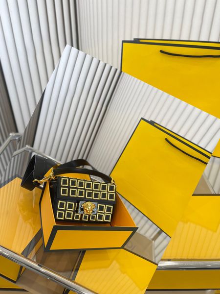 2022 luxury designer shoulder bags in frosted cowhide double flap pockets chain can be carried on the shoulder crossbody hand atmospheric an
2022 luxury designer shoulder bags in frosted cowhide double flap pockets chain can be carried on the shoulder crossbody hand atmospheric an