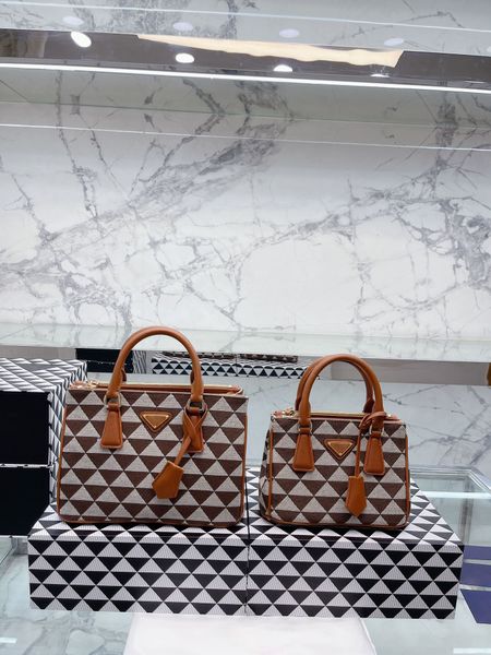 two-color stitching fashion single shoulder bag designer bags shopping bag women handbag crossbody large capacity messenger purse knitted fa
two-color stitching fashion single shoulder bag designer bags shopping bag women handbag crossbody large capacity messenger purse knitted fa