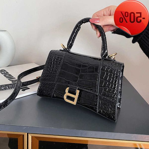 designer bag simple crocodile hand 2022 new fashion bright leather casual shoulder letter msenger women's trend factory direct sale
designer bag simple crocodile hand 2022 new fashion bright leather casual shoulder letter msenger women's trend factory direct sale