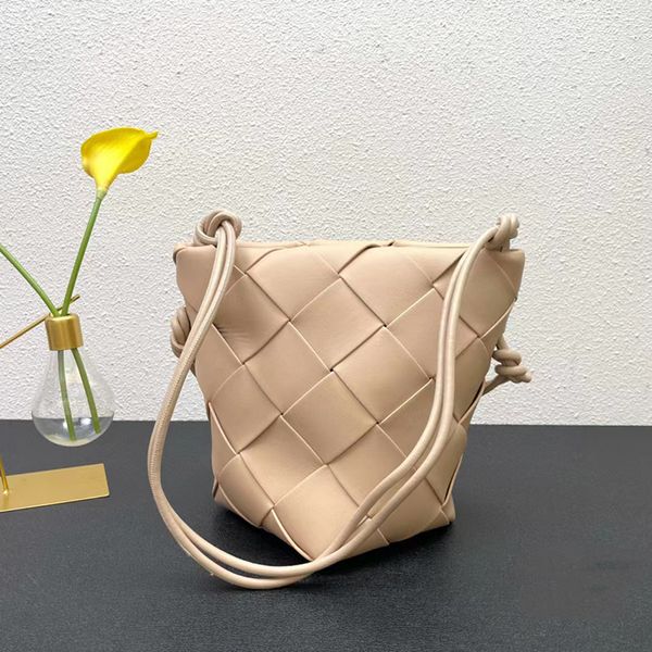 lady bucket woven bags shoulder bag fashion designer handbags women shopping totes cross body leather luxury genuine leather classic retro
lady bucket woven bags shoulder bag fashion designer handbags women shopping totes cross body leather luxury genuine leather classic retro