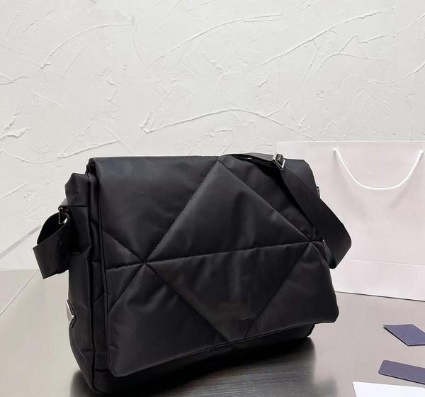 fashion letter printing shoulder bags designer nylon flip messenger bag high capacity womens leisure handbag solid color classic men handbag
fashion letter printing shoulder bags designer nylon flip messenger bag high capacity womens leisure handbag solid color classic men handbag