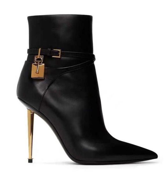 2022 leather padlock ankle boots side zip shoes pointed toe fashion boot luxury designersstiletto short boots with box, Black
2022 leather padlock ankle boots side zip shoes pointed toe fashion boot luxury designersstiletto short boots with box, Black