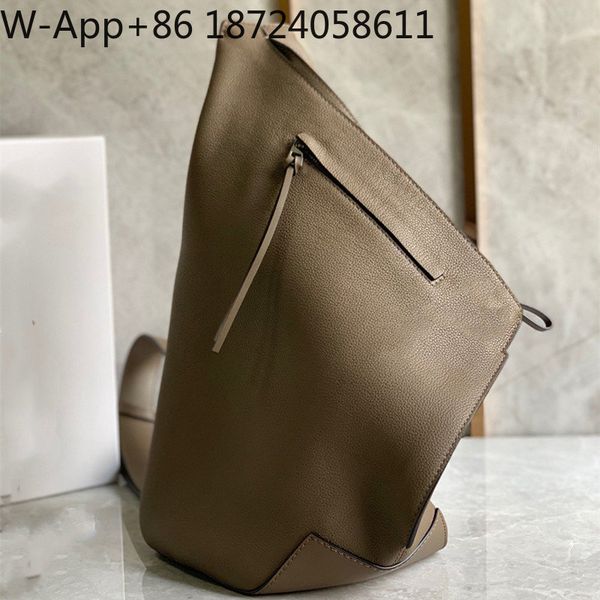 2020 new style use soft grain calfskin single back chest pack a variety of back method the lower sides of the shoulder straps are adjustable
2020 new style use soft grain calfskin single back chest pack a variety of back method the lower sides of the shoulder straps are adjustable