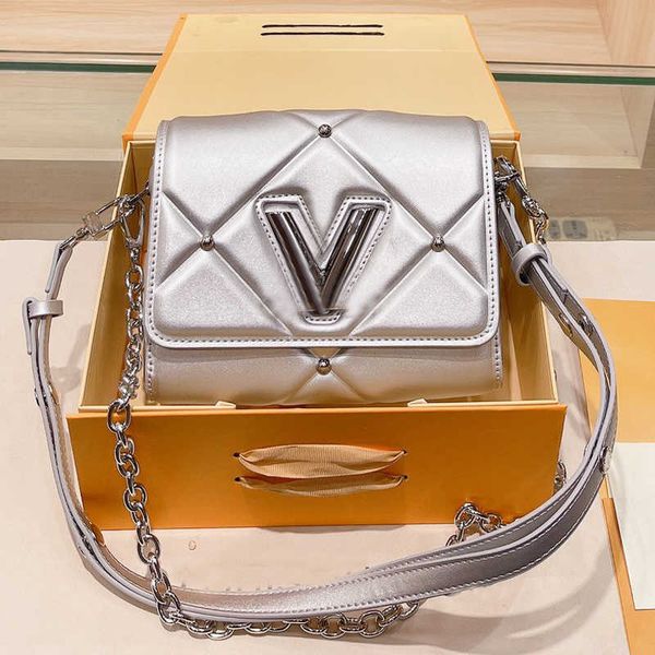 evening bags shoulder bags 2022 twist lock flip purses designers women shoulder bags mini wallet fashion lady chain messenger bag
evening bags shoulder bags 2022 twist lock flip purses designers women shoulder bags mini wallet fashion lady chain messenger bag