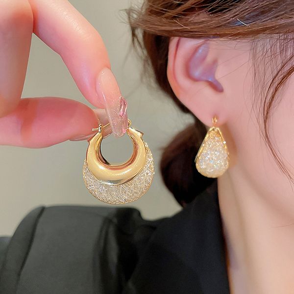 classic gold color u-shaped hoop earrings cubic zirconia encrusted grid ear buckle luxury accessories for girls jewelry party, Golden;silver
classic gold color u-shaped hoop earrings cubic zirconia encrusted grid ear buckle luxury accessories for girls jewelry party, Golden;silver