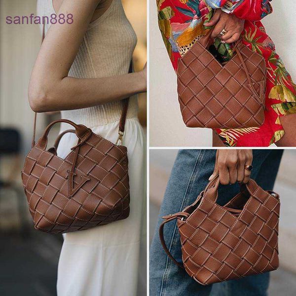 venetta bag bottebag jodie 2023 new inverted triangle cloud bag small luxury hand woven women's lingge single shoulder cross 833g z9i5
venetta bag bottebag jodie 2023 new inverted triangle cloud bag small luxury hand woven women's lingge single shoulder cross 833g z9i5